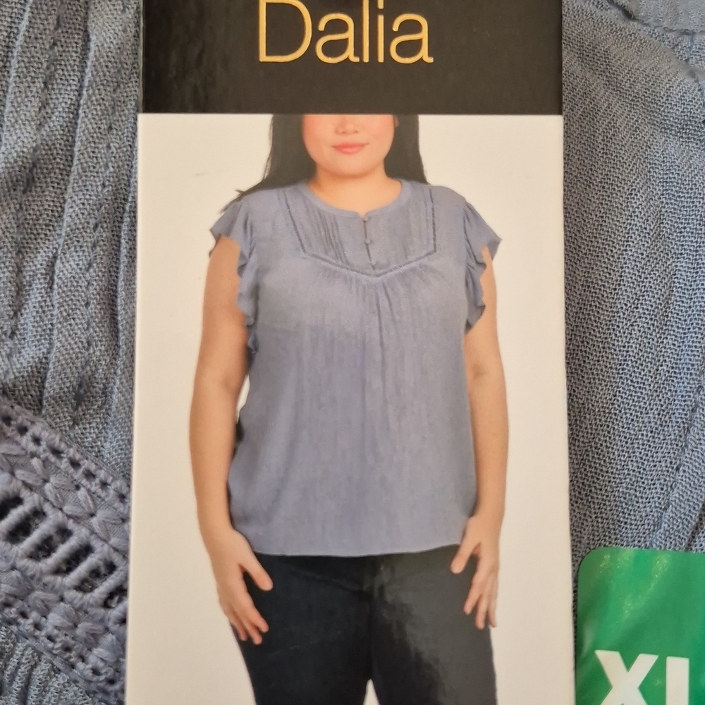 XL: Dalia Sleeveless Button Shirt